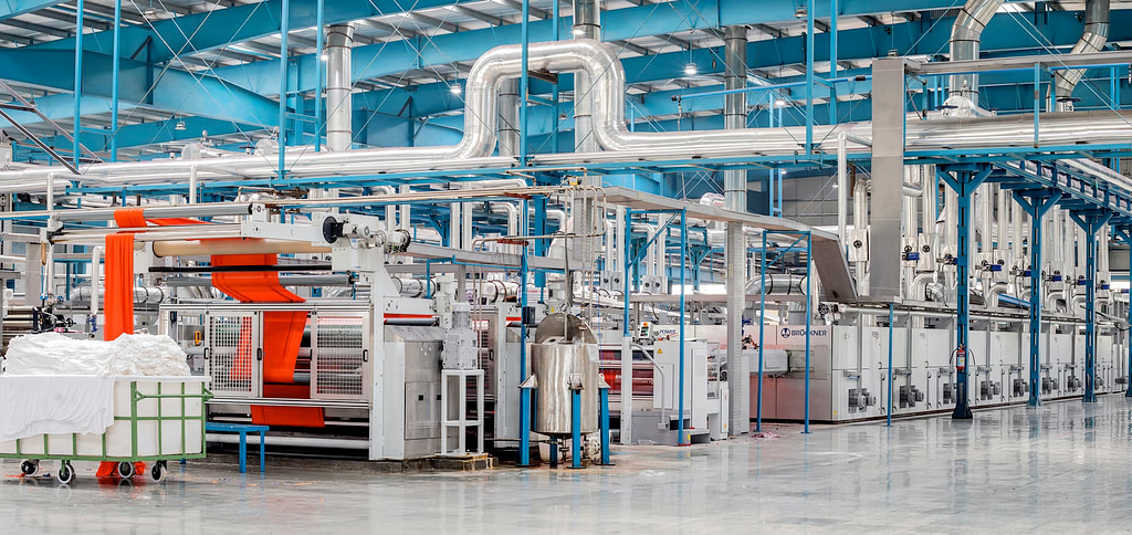 a picture of a manufacturing hall referring to digital twin applications in the manufacturing industry