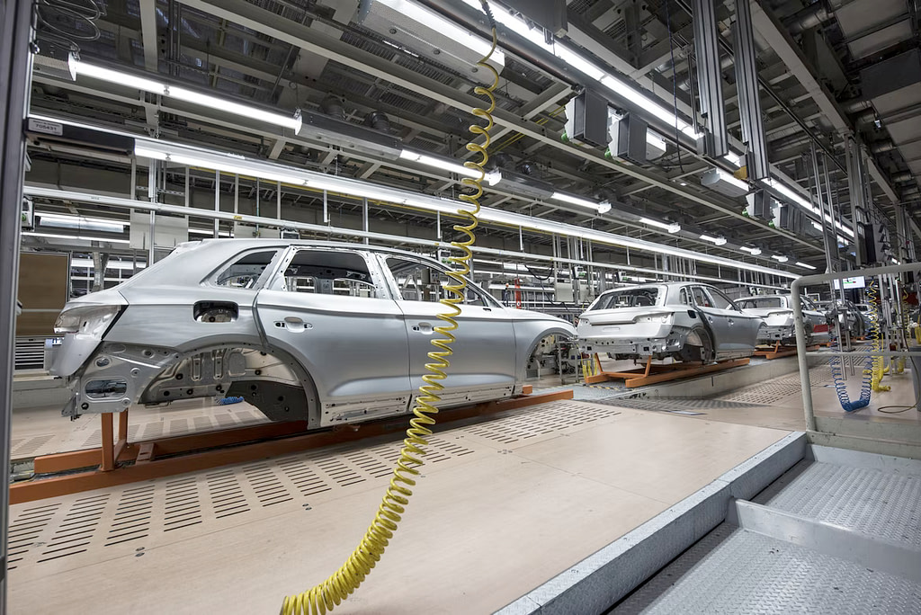 a picture of a production line in a car factory in reference to applications of the digital twin in the automotive industry